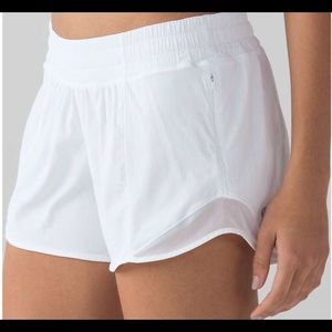 Lululemon Hotty Hot Short II Long 4” in white / barely beige